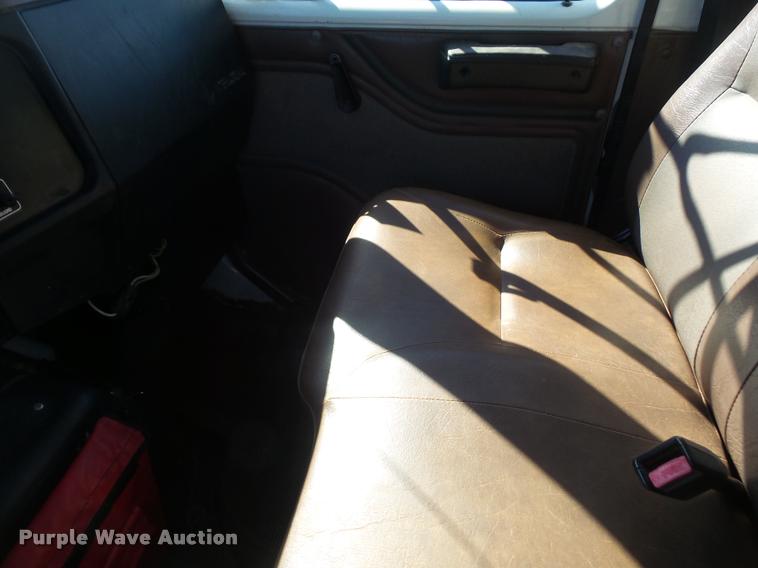 image for item DA3768 2000 International 4700 service truck