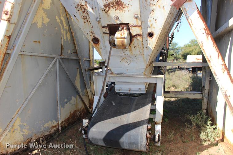 image for item DA4354 Aggregate surge box and conveyor