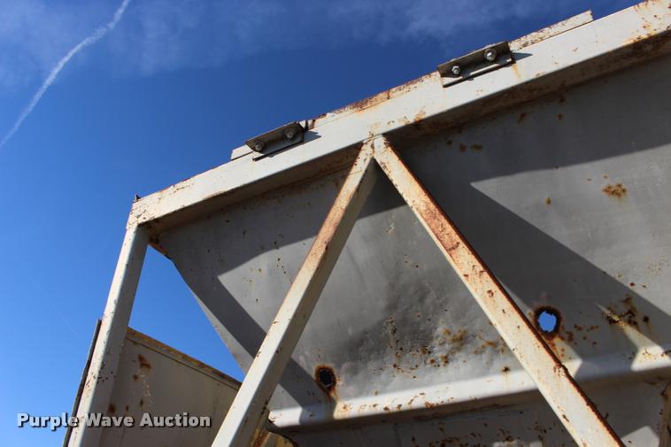 image for item DA4354 Aggregate surge box and conveyor