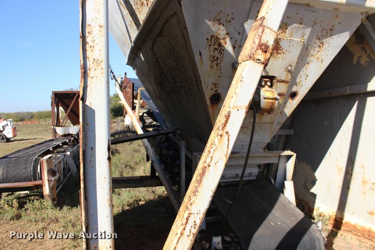 image for item DA4354 Aggregate surge box and conveyor