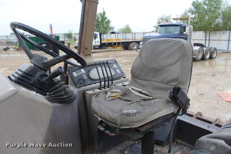 image for item DA4922 2005 Case 570M XT landscape tractor