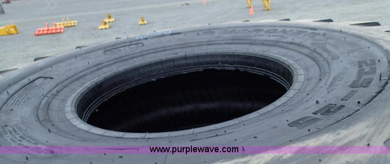image for item F1504 (4) 23.5-25 tubeless tires