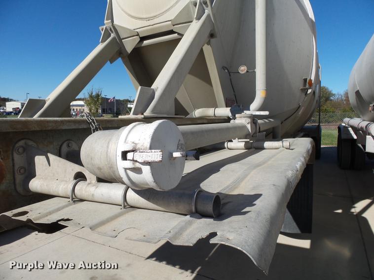 image for item K1046 1988 Heil dry bulk trailer