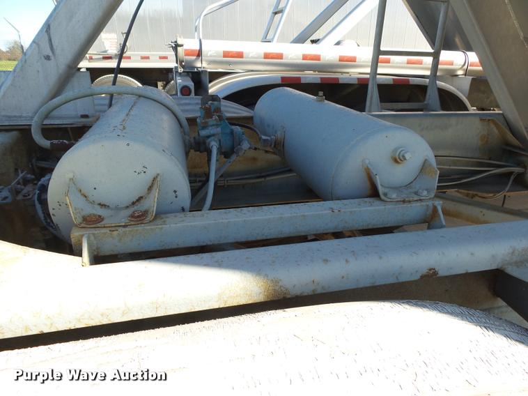 image for item K1046 1988 Heil dry bulk trailer