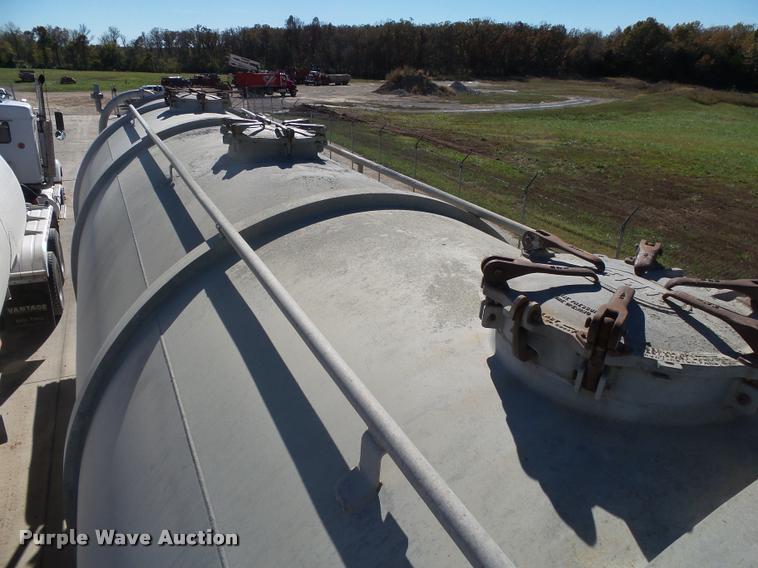 image for item K1046 1988 Heil dry bulk trailer