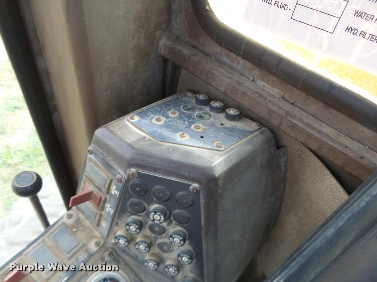 image for item K5604 1993 Champion 720A Series III motor grader