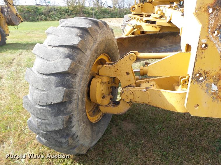 image for item K5605 1995 Champion 720A Series III motor grader