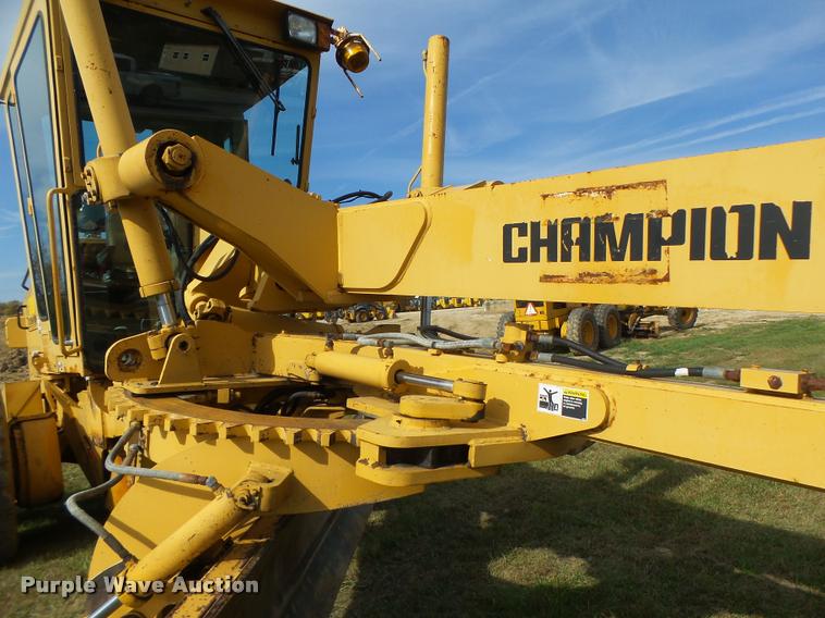 image for item K5605 1995 Champion 720A Series III motor grader