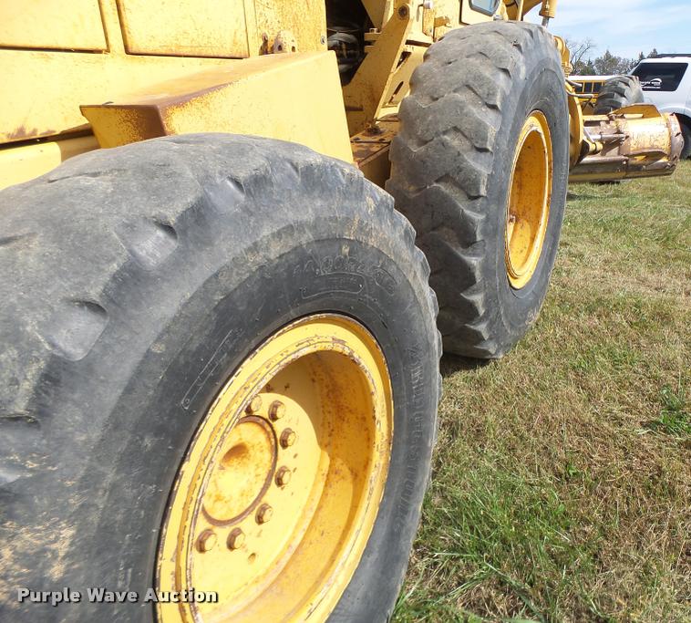 image for item K5605 1995 Champion 720A Series III motor grader