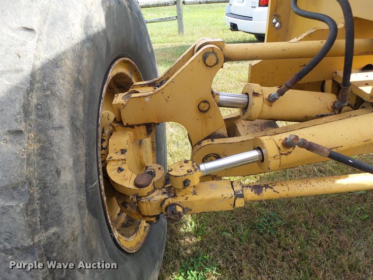 image for item K5605 1995 Champion 720A Series III motor grader