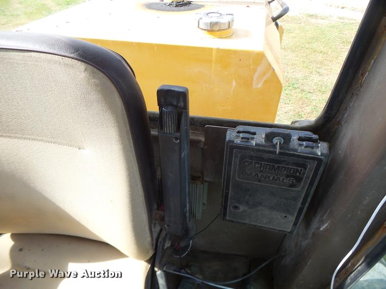 image for item K5605 1995 Champion 720A Series III motor grader