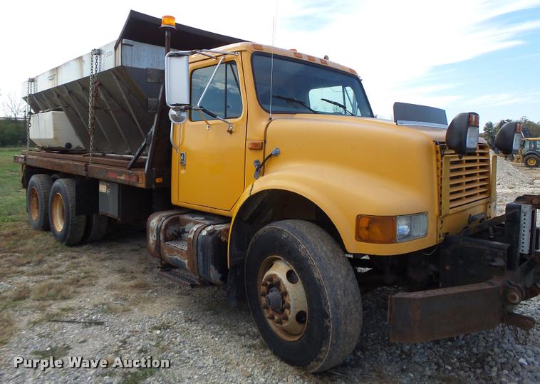 image for item K5606 1999 International 4900 flatbed truck