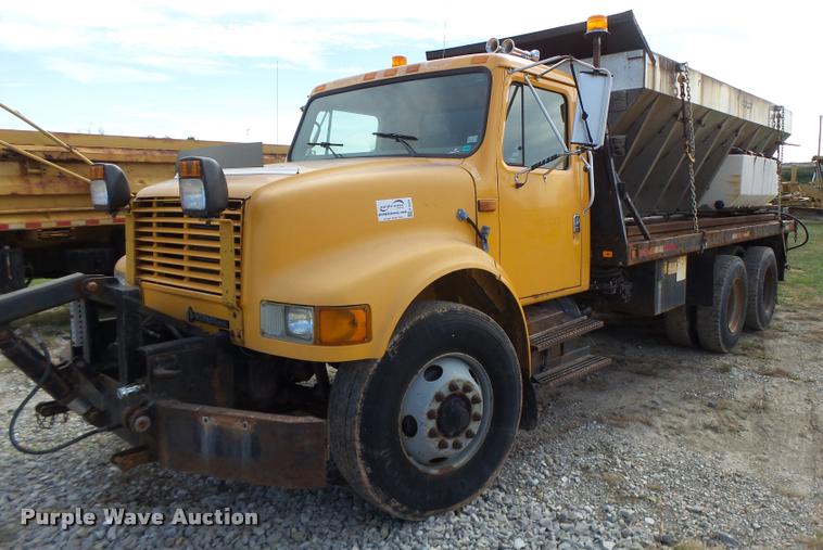 image for item K5606 1999 International 4900 flatbed truck