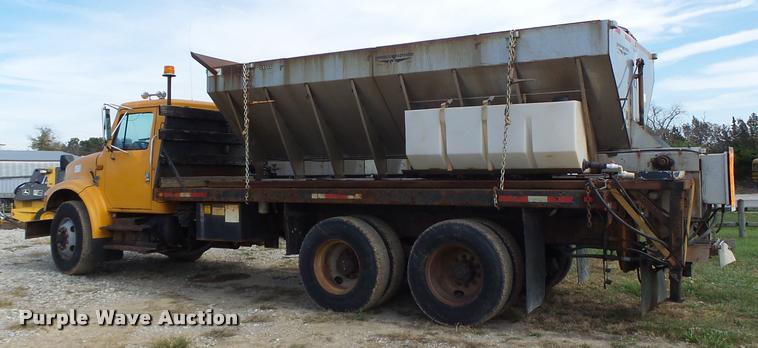 image for item K5606 1999 International 4900 flatbed truck