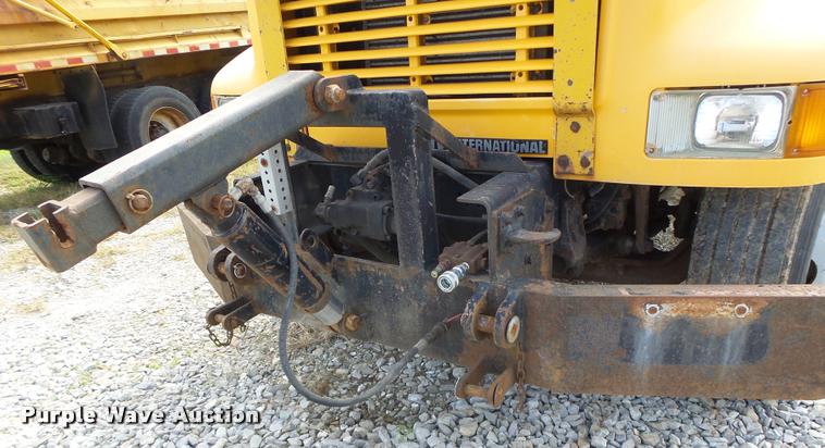 image for item K5606 1999 International 4900 flatbed truck