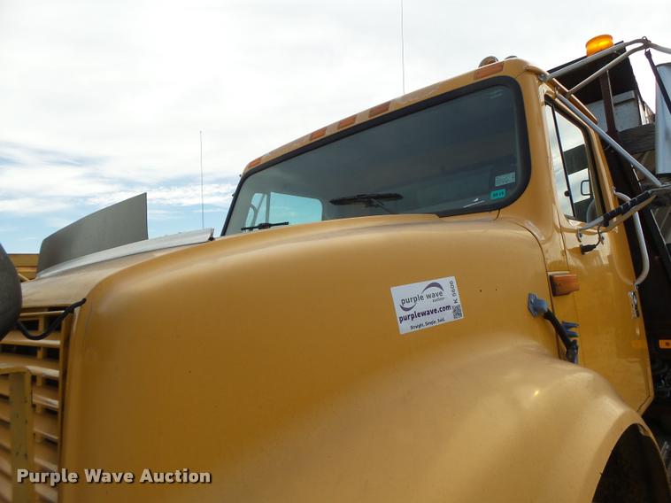 image for item K5606 1999 International 4900 flatbed truck