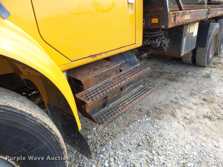 image for item K5606 1999 International 4900 flatbed truck