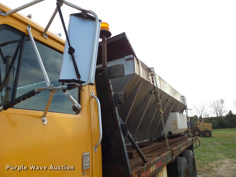 image for item K5606 1999 International 4900 flatbed truck