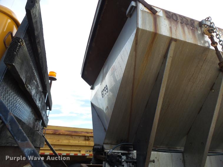 image for item K5606 1999 International 4900 flatbed truck