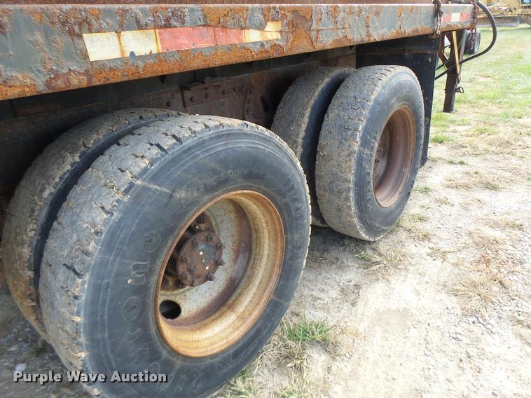 image for item K5606 1999 International 4900 flatbed truck