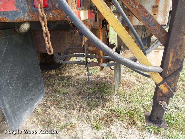 image for item K5606 1999 International 4900 flatbed truck