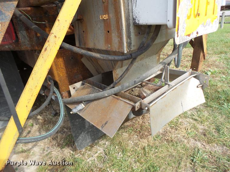 image for item K5606 1999 International 4900 flatbed truck