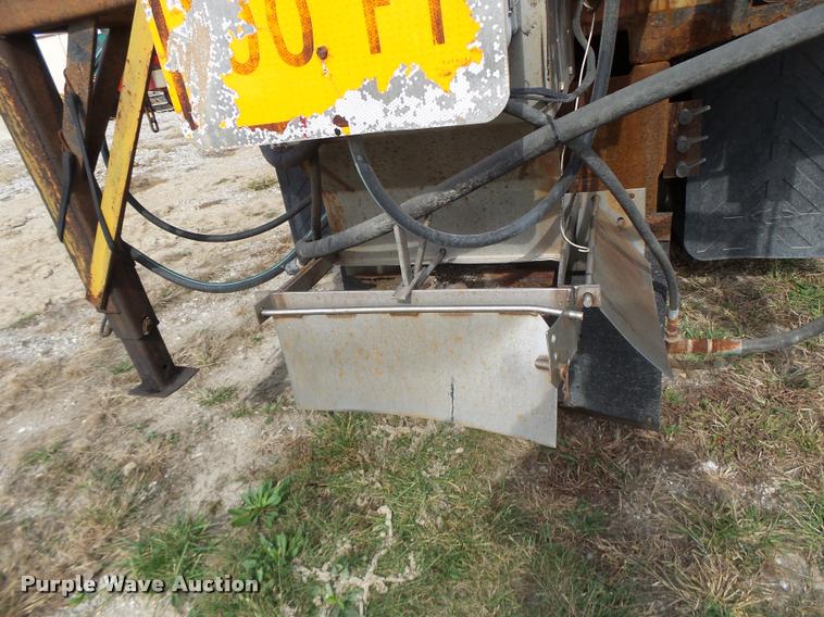 image for item K5606 1999 International 4900 flatbed truck