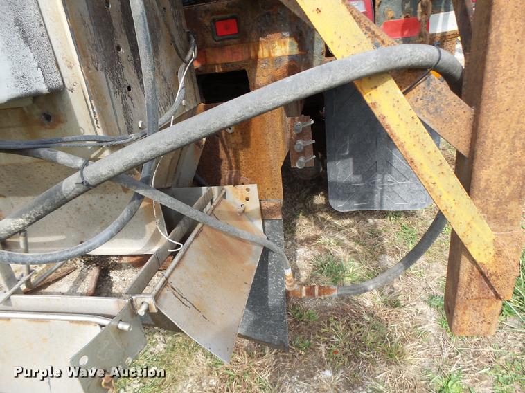 image for item K5606 1999 International 4900 flatbed truck