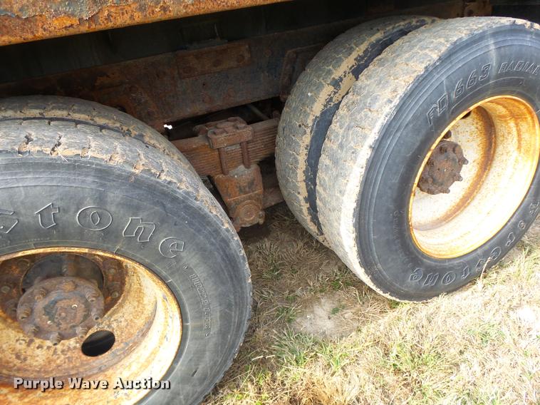 image for item K5606 1999 International 4900 flatbed truck