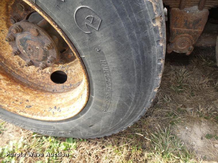 image for item K5606 1999 International 4900 flatbed truck