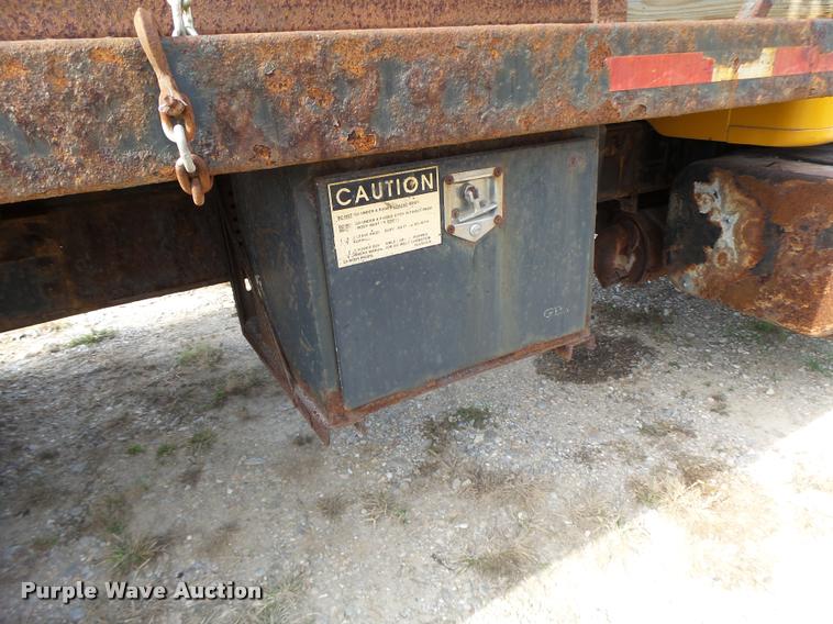 image for item K5606 1999 International 4900 flatbed truck