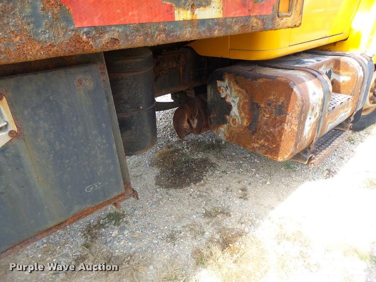 image for item K5606 1999 International 4900 flatbed truck