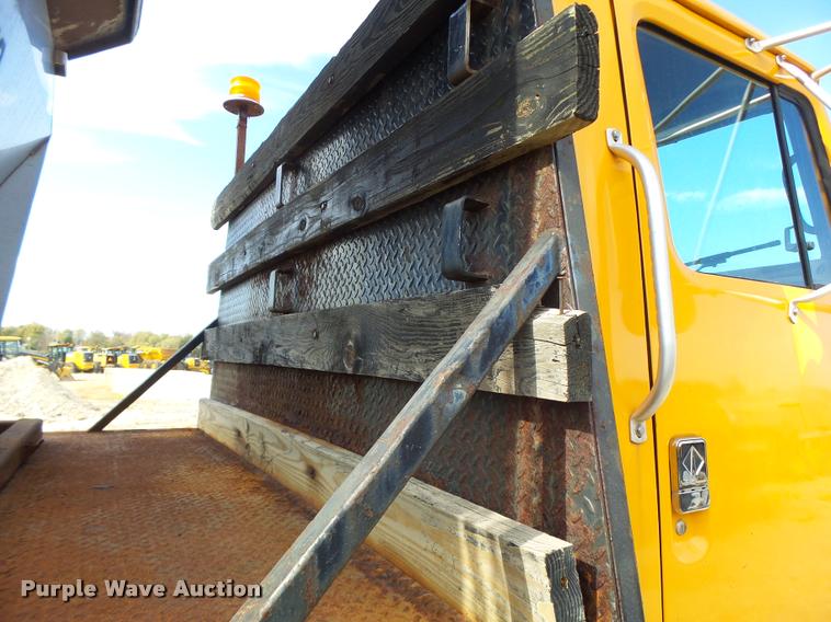 image for item K5606 1999 International 4900 flatbed truck