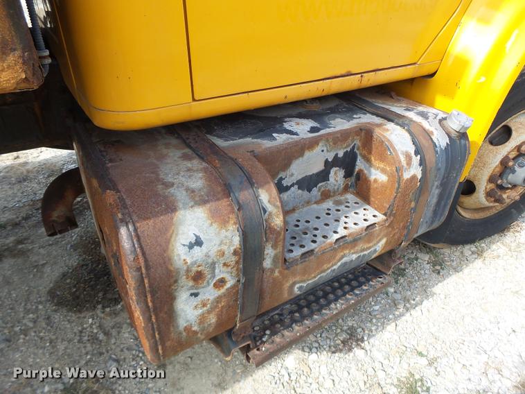 image for item K5606 1999 International 4900 flatbed truck