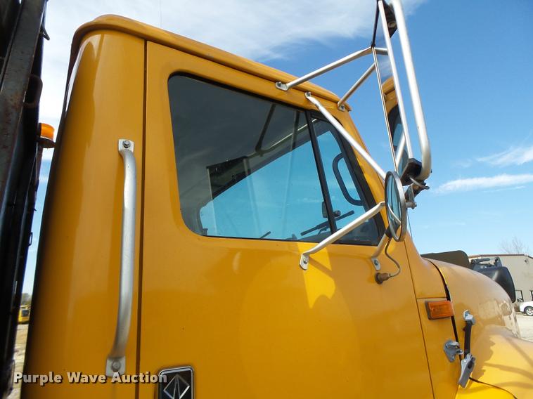 image for item K5606 1999 International 4900 flatbed truck