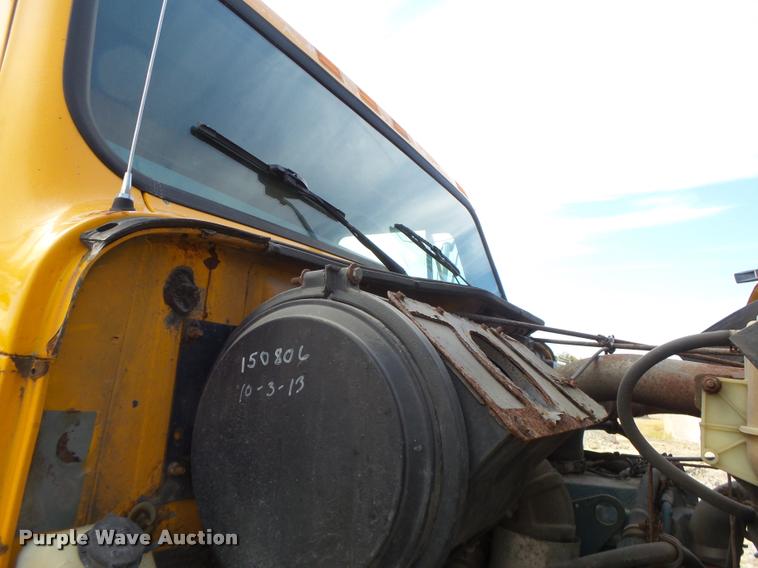 image for item K5606 1999 International 4900 flatbed truck