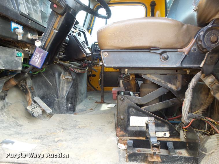 image for item K5606 1999 International 4900 flatbed truck