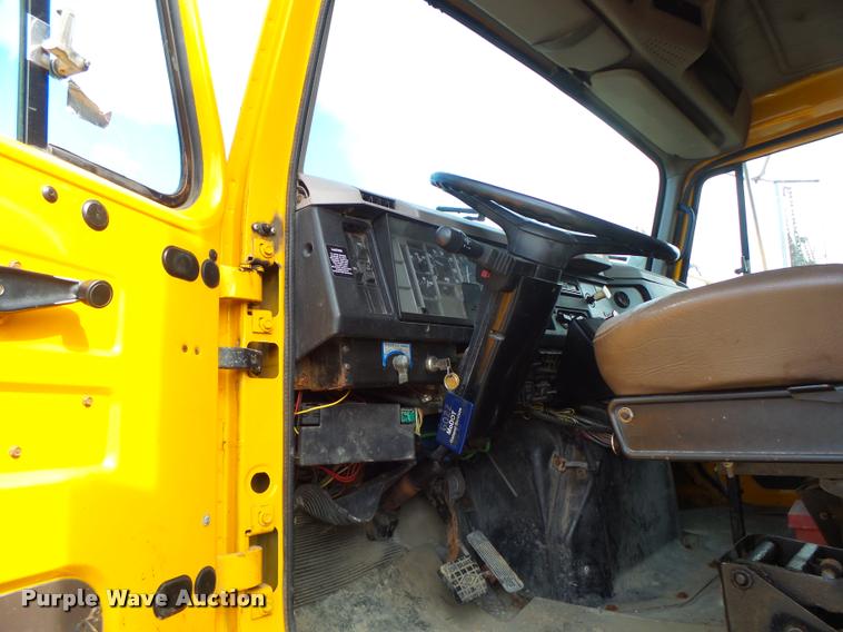 image for item K5606 1999 International 4900 flatbed truck