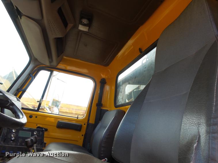 image for item K5606 1999 International 4900 flatbed truck