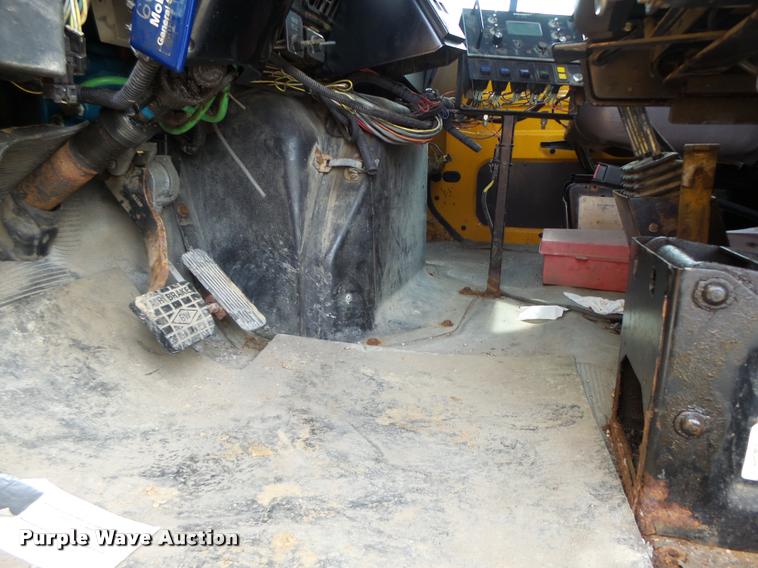 image for item K5606 1999 International 4900 flatbed truck