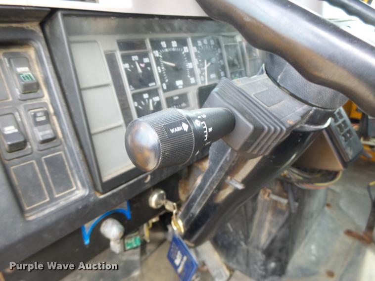 image for item K5606 1999 International 4900 flatbed truck