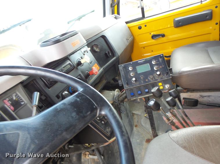 image for item K5606 1999 International 4900 flatbed truck