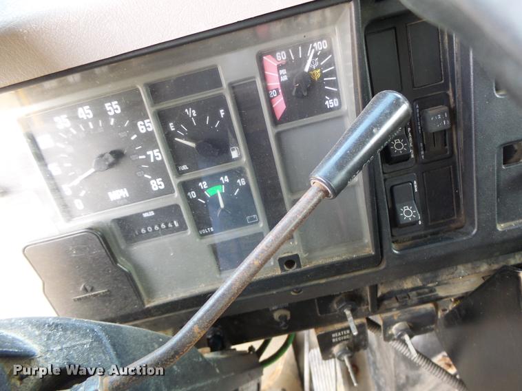 image for item K5606 1999 International 4900 flatbed truck