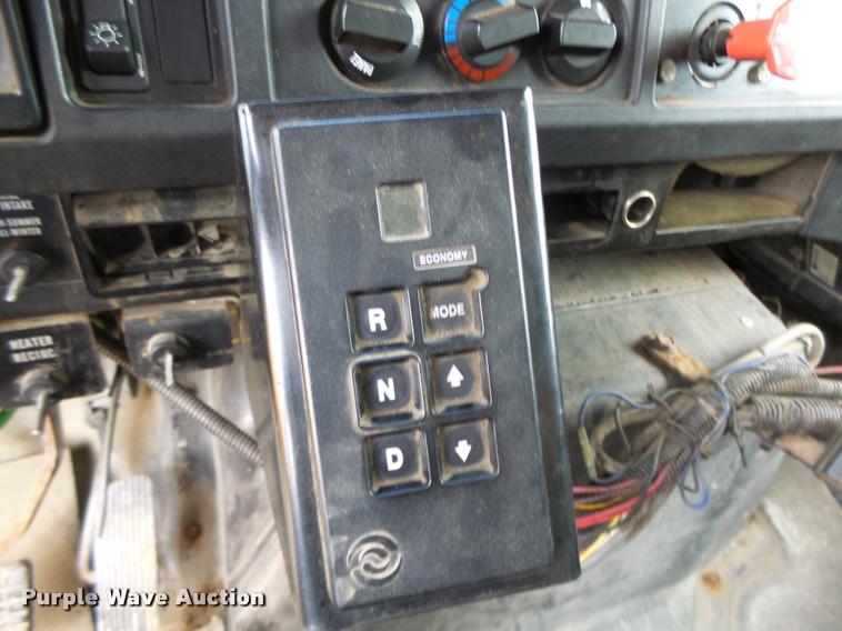 image for item K5606 1999 International 4900 flatbed truck