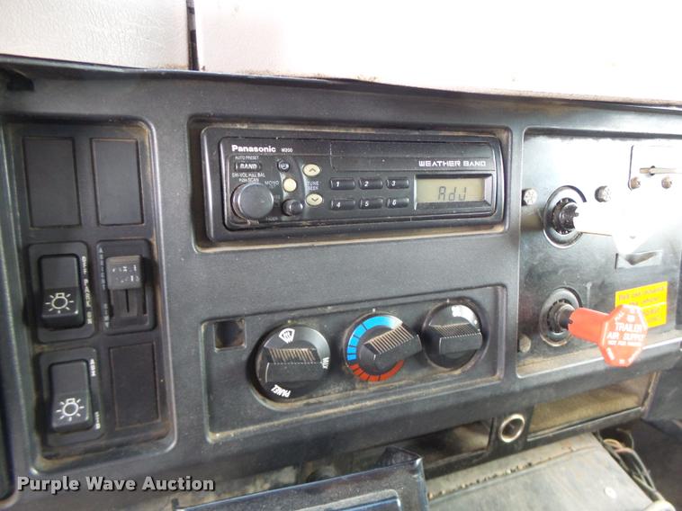 image for item K5606 1999 International 4900 flatbed truck