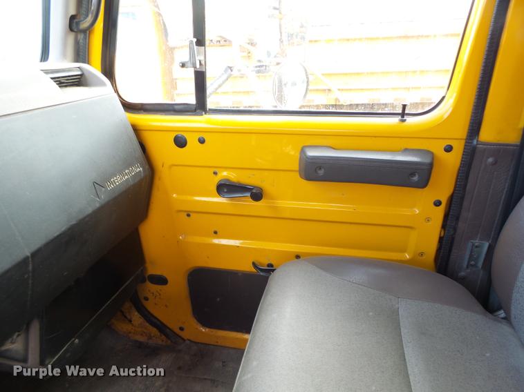 image for item K5606 1999 International 4900 flatbed truck