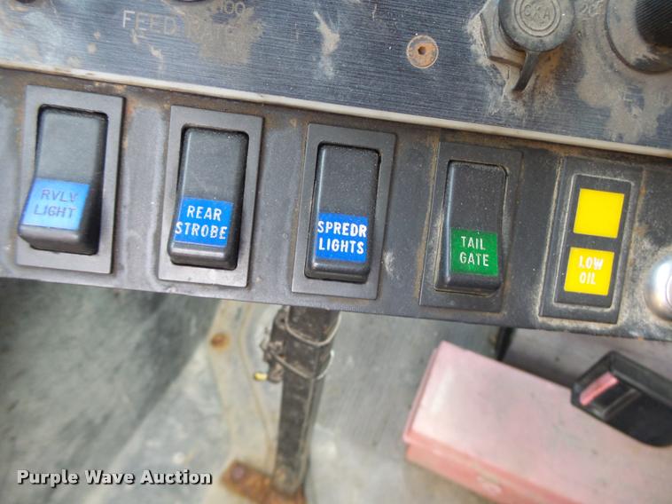 image for item K5606 1999 International 4900 flatbed truck