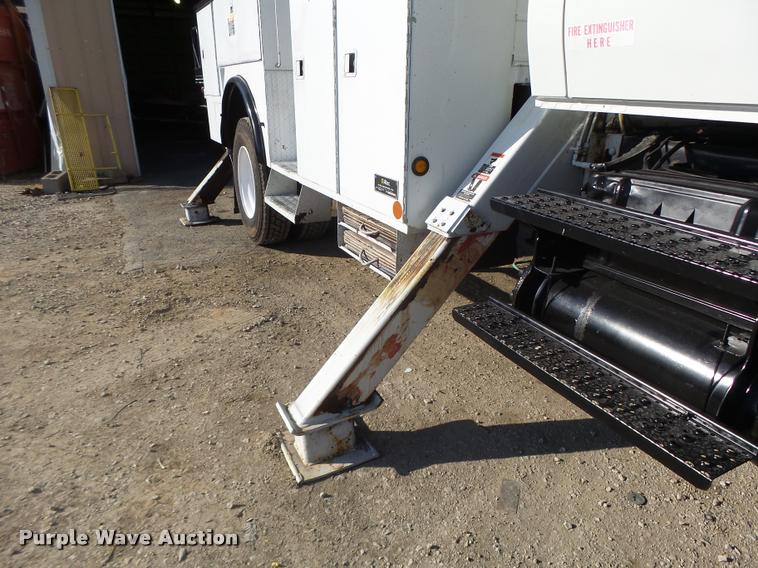 image for item K5612 2007 International 7300 bucket truck