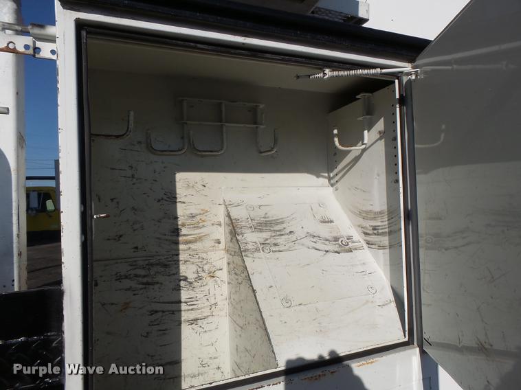 image for item K5612 2007 International 7300 bucket truck