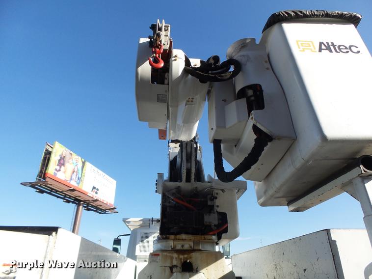 image for item K5612 2007 International 7300 bucket truck